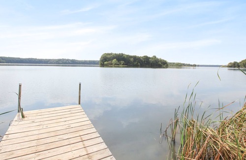Allegan Casa | Lakehouse grande de 5 acres: sala de juegos - 4 kayaks, trampolín, pozo de fuego, vista al lago