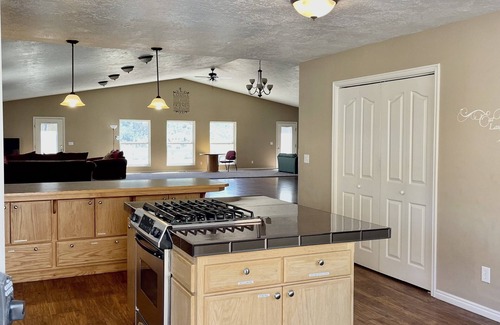 Lava Hot Springs Casa | Large Lodge in Lava Hot Springs, Idaho 8 bedrooms sleeps 35