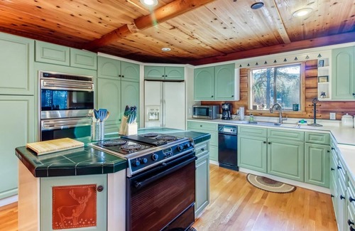 Leavenworth Casa | Large lodge with hot tub, theater, acreage and close to town! #STR 000330