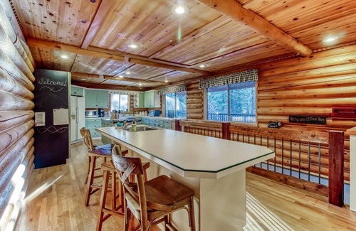 Leavenworth Casa | Large lodge with hot tub, theater, acreage and close to town! #STR 000330