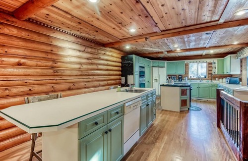 Leavenworth Casa | Large lodge with hot tub, theater, acreage and close to town! #STR 000330