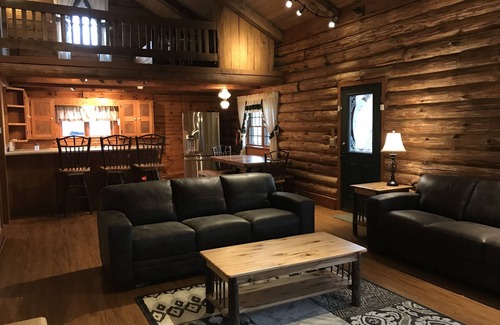 Butler Cabina | Gran cabaña de troncos en 12 acres privados con estanque de pesca cerca del parque estatal Mohican
