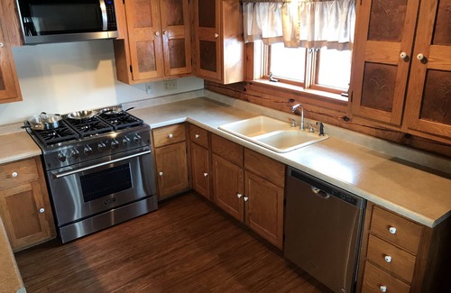 Butler Cabina | Gran cabaña de troncos en 12 acres privados con estanque de pesca cerca del parque estatal Mohican