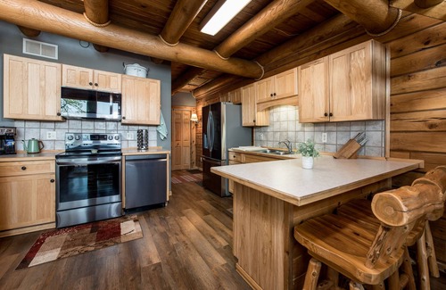Miltona Cabina | Large Log Cabin: SUPERHOSTS, Lake, Pets Ok, Sandy Beach, Sauna, Game room