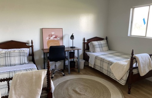 Raisin Casa | Large lot 3-bedroom house near Belmont Country Club