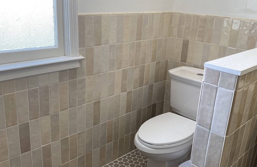 Raisin Casa | Large lot 3-bedroom house near Belmont Country Club