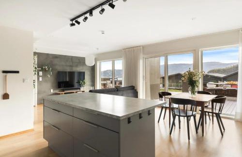 Laksevag Apartamento | Large luxurious apartment with private terrace and parking