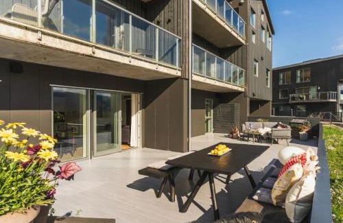 Laksevag Apartamento | Large luxurious apartment with private terrace and parking