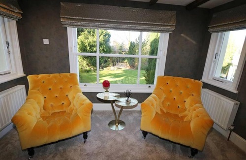 Watford Casa | Large luxurious character house with indoor pool