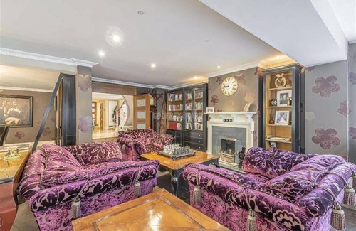 Watford Casa | Large luxurious character house with indoor pool