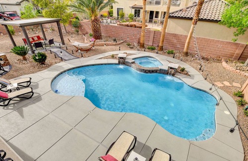 Las Vegas Casa | Large luxury 5 bedroom home w/ resort style backyard.