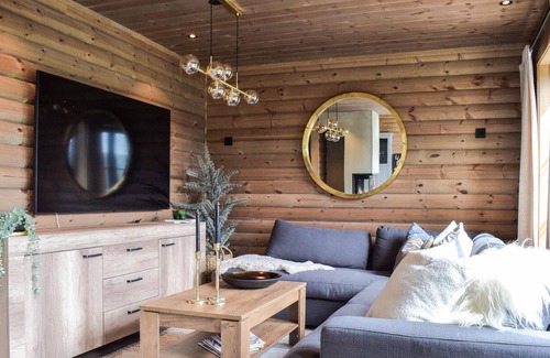 Maurset Casa | Large luxury holiday home with magnificent views of the mountains and the river.