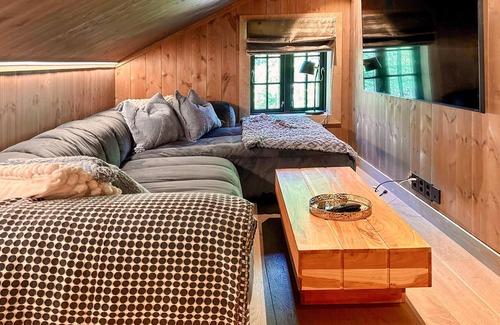 Maurset Casa | Large luxury holiday home with magnificent views of the mountains and the river.