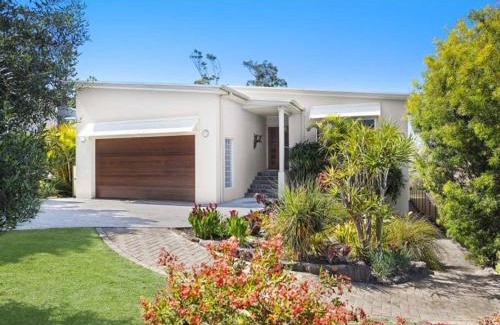 Mollymook Casa | Large luxury house with stunning beach views