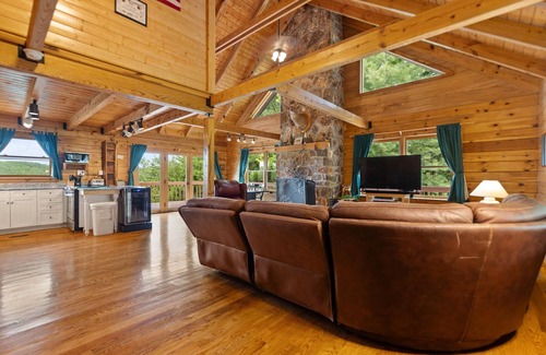 Zoe Cabina | Large Luxury Log Cabin, Sleeps-13, Spectacular view! Loaded with ammenities!