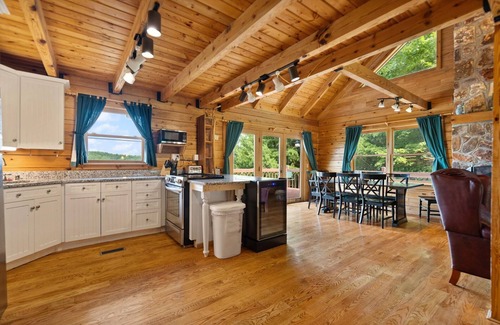 Zoe Cabina | Large Luxury Log Cabin, Sleeps-13, Spectacular view! Loaded with ammenities!