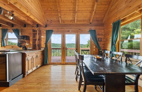 Zoe Cabina | Large Luxury Log Cabin, Sleeps-13, Spectacular view! Loaded with ammenities!