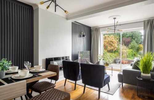 Olton Casa | Large Luxury Solihull 5 Bedroom House - The Residence - Close to NEC - Sleeps 9