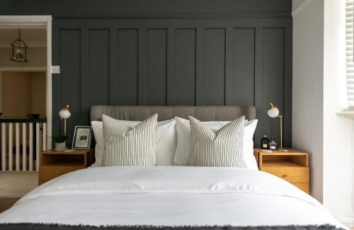 Olton Casa | Large Luxury Solihull 5 Bedroom House - The Residence - Close to NEC - Sleeps 9