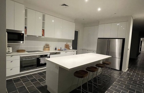 Malvern East Casa | Large mid century executive family home with pool in prestige suburb