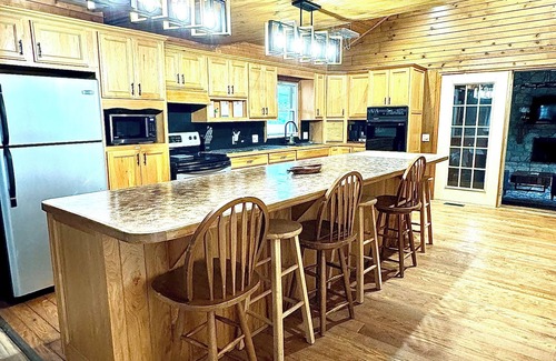 Washington Court House Cabina | Large Modern Cabin w/balcony & large entertainment areas-hot tub and pool table!