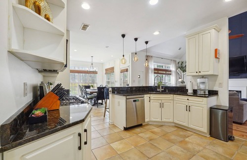 Tyrone Casa | Large Modern 4 Bdrm Home w/ fenced Yard, Near Peachtree City, & Pet-Friendly!