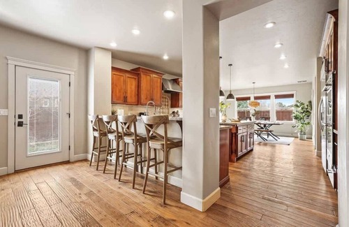 Meridian Casa | Large Modern 5 Bedroom Custom Home Centrally locat