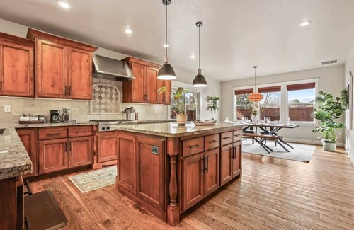 Meridian Casa | Large Modern 5 Bedroom Custom Home Centrally locat