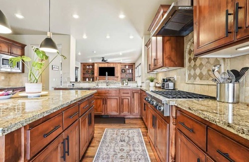 Meridian Casa | Large Modern 5 Bedroom Custom Home Centrally locat
