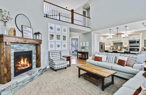 Meridian Casa | Large Modern 6 Bedroom Farmhouse with Custom Theat