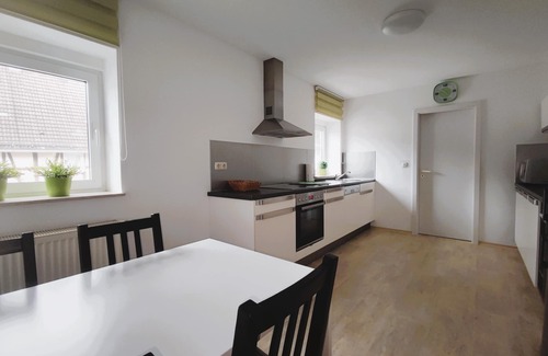 Braunsen Apartamento | Amplio apartamento moderno para 6 personas con jardín junto al bosque