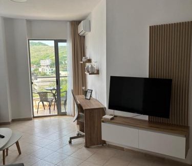 Shkembi i Kavajes Apartamento | Large Modern Apartment with Balcony & Sea View
