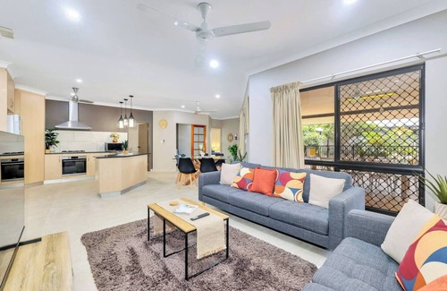 Rosebery Casa | Large, modern family home in quiet area