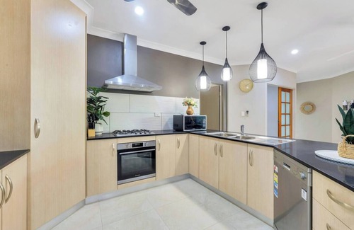 Rosebery Casa | Large, modern family home in quiet area