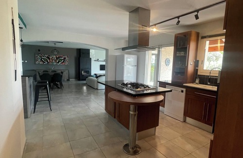 Joyeuse Apartamento | Estudio de piedra, piscinas, wifi, área de juegos, casa cerrada y deportiva