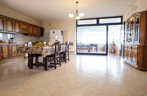 Gonnesa Apartamento | Amplio y moderno hotel en las afueras. Terraza, Wi-Fi, invernadero baja