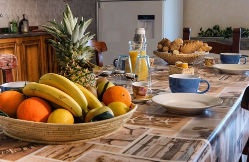Gonnesa Apartamento | Amplio y moderno hotel en las afueras. Terraza, Wi-Fi, invernadero baja