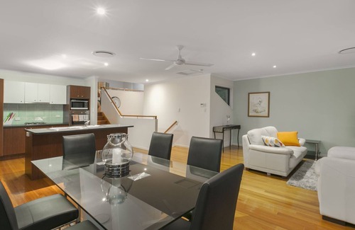 Yeronga Casa | Attn- Water Polo Champs- duerme 11- piscina, vistas de la ciudad, admite mascotas. MIN 5 NOCHE