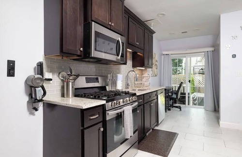 Everett Condominio | Amplia y moderna casa dúplex de lujo cerca de Boston y Cambridge con estacionamiento gratuito