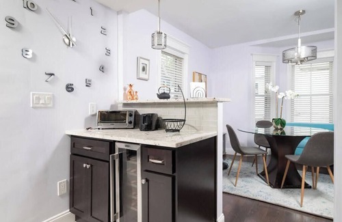 Everett Condominio | Amplia y moderna casa dúplex de lujo cerca de Boston y Cambridge con estacionamiento gratuito