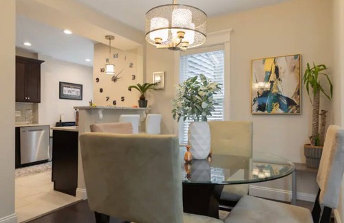Everett Condominio | Amplia y moderna casa dúplex de lujo cerca de Boston y Cambridge con estacionamiento gratuito