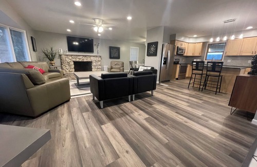 West Omaha Casa | Large, modern, spacious and clean 6-bedroom house in desirable West Omaha.