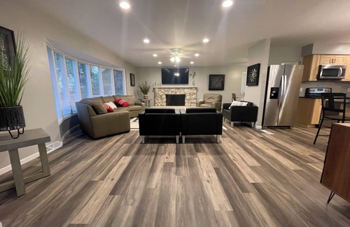 West Omaha Casa | Large, modern, spacious and clean 6-bedroom house in desirable West Omaha.