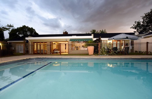 Greater Johannesburg Metropolitan Area Cabaña | Estudio grande y moderno con jardín privado en Bryanston