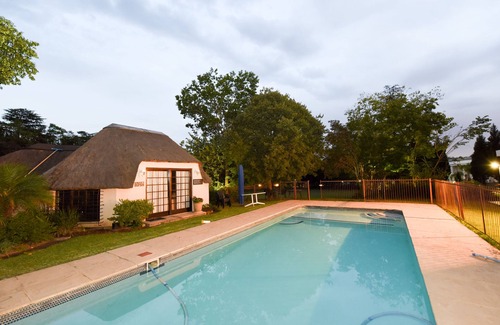 Greater Johannesburg Metropolitan Area Cabaña | Estudio grande y moderno con jardín privado en Bryanston