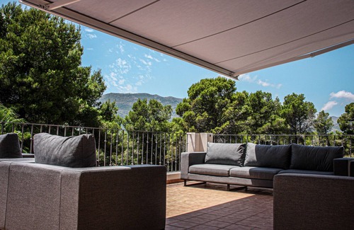 Alcalali Casa | Large modern villa in quiet surroundings with large private pool.