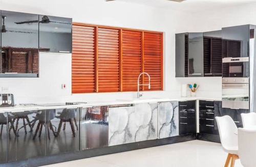 Derricks Villa | Large modern villa with pool on West Coast near beach & restaurants w/ parking.