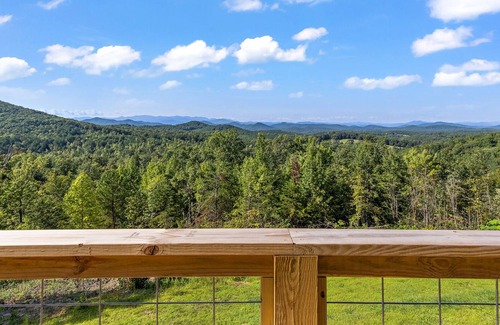 Vein Mountain Cabina | Large Mountain Getaway Cabin with Views