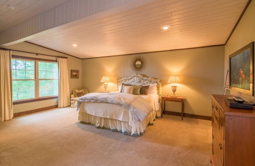 Boone Cabina | 6BD / 5BA en la ladera boscosa con vistas de largo alcance, bañera de hidromasaje, suites King, mesa de billar, ¡cerca de App Ski Mtn!