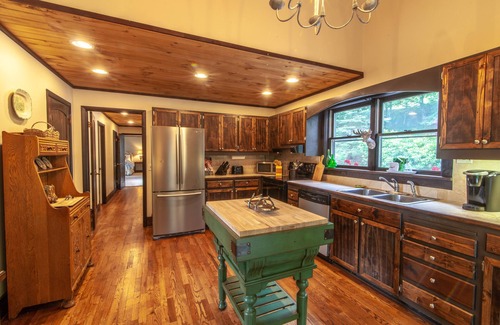 Boone Cabina | 6BD / 5BA en la ladera boscosa con vistas de largo alcance, bañera de hidromasaje, suites King, mesa de billar, ¡cerca de App Ski Mtn!